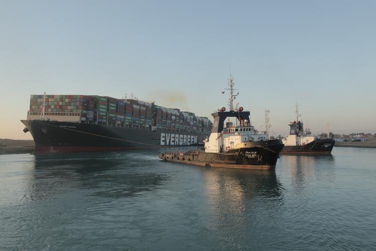 荷兰船舶工程企业皇家博斯卡利斯疏浚公司受雇救援搁浅货轮.